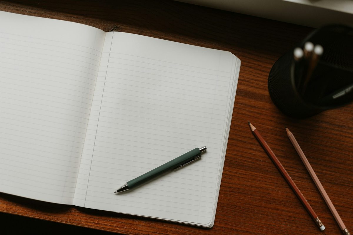 Cahier d'élève ouvert sur un bureau, illustration de présentation