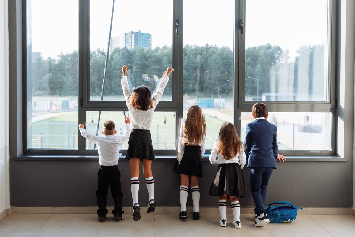 Silhouettes d'élèves dans un couloir, illustration de présentation